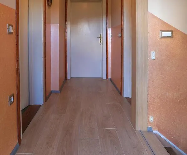 Pr Fajfarju アパート