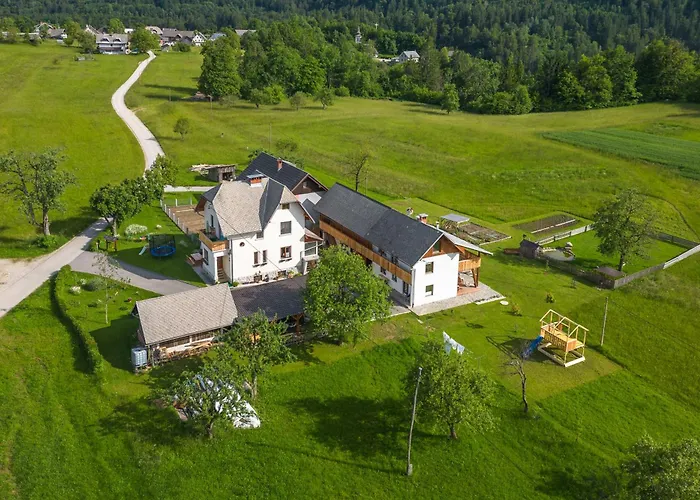 Pr Fajfarju アパート